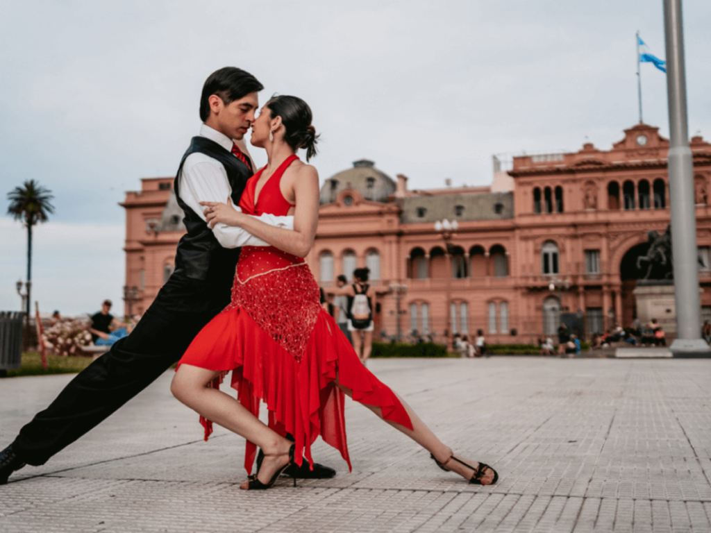 Pareja bailando tango de Erik Walker, representando la diversidad cultural