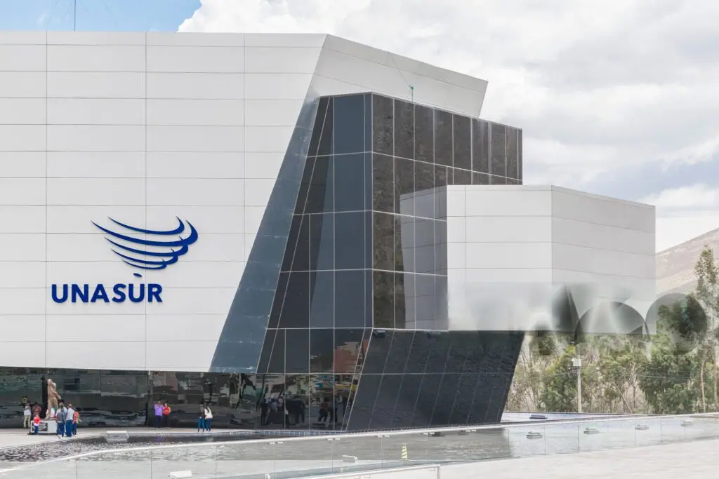 Edificio de media tierra de Unasur, Quito, Ecuador - iStock