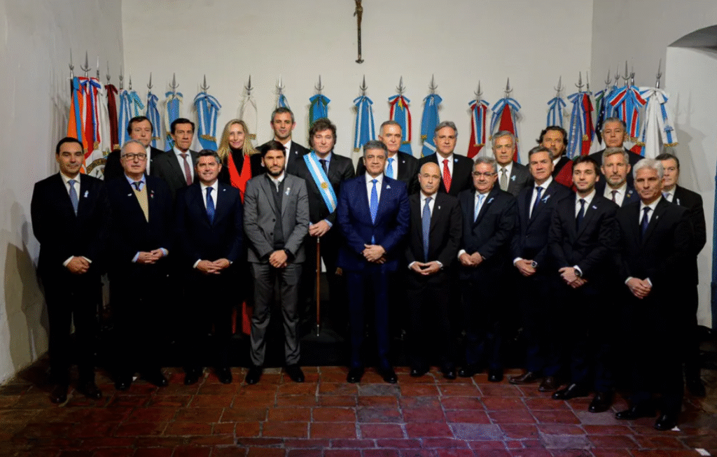 Javier Milei y los gobernadores de Argentina tras la firma de um pacto