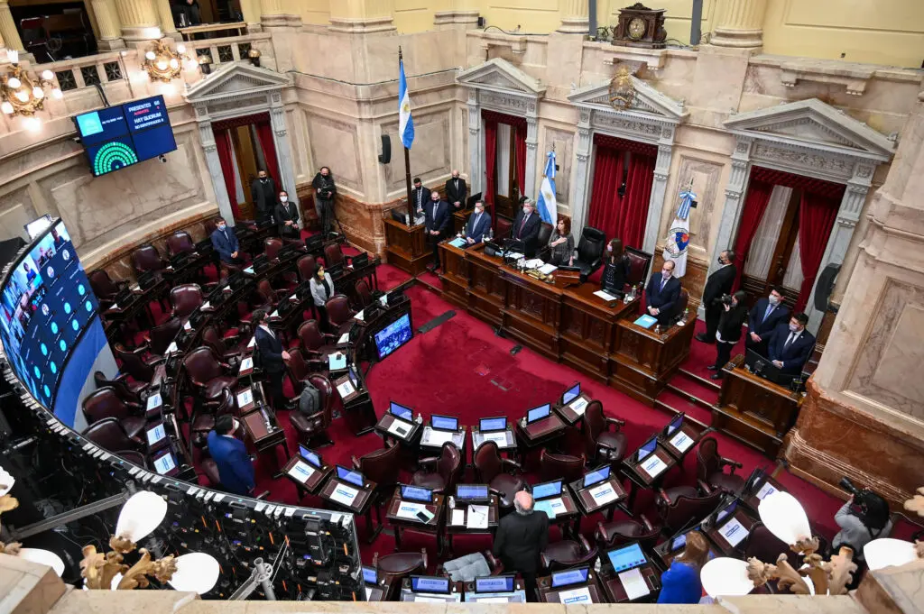 Senadores en sesión ordinaria en el Senado de la Nación