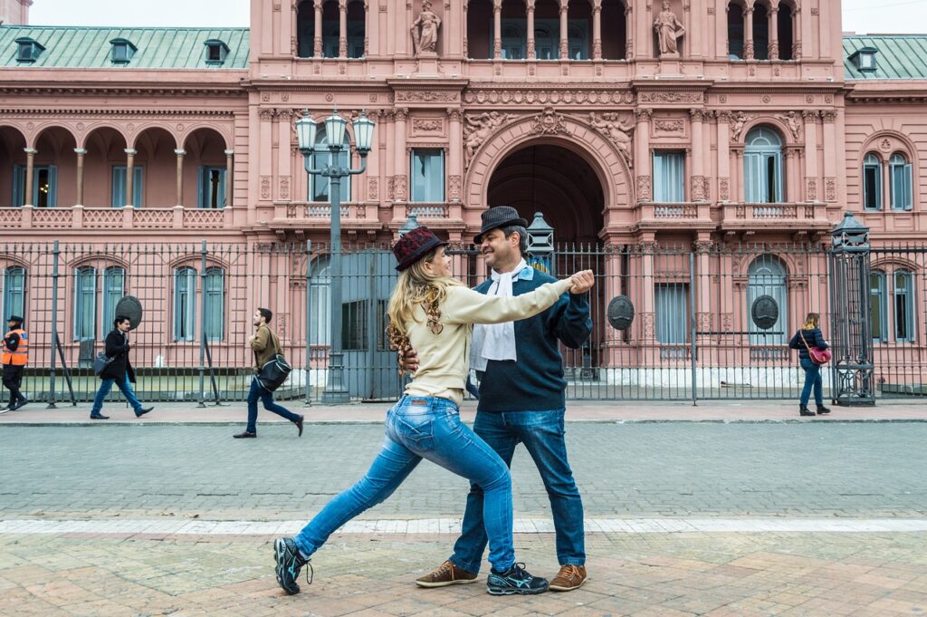 Imagen de una pareja bailando frente a la Casa Rosada, que representa al Poder Ejecutivo