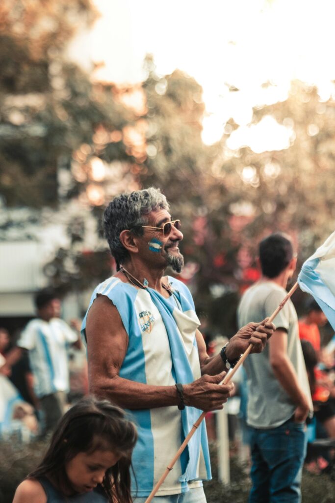 Imagen de un argentino con la bandera nacional, representando el pueblo del Estado argentino