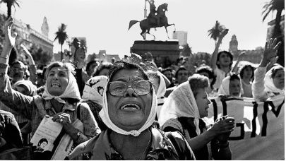 Imagen de un grupo de mujeres protestando contra la dictadura militar en Argentina