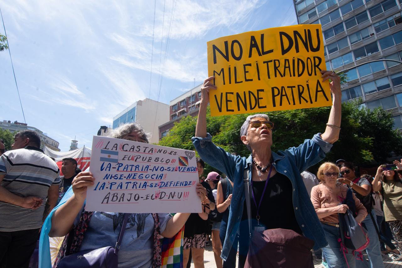 Imagen de personas luchando por derechos y inclusión