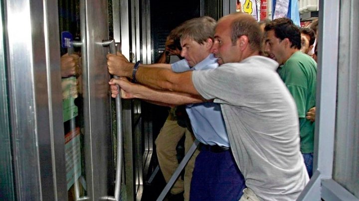 Argentinos intentan invadir un banco por el corralito