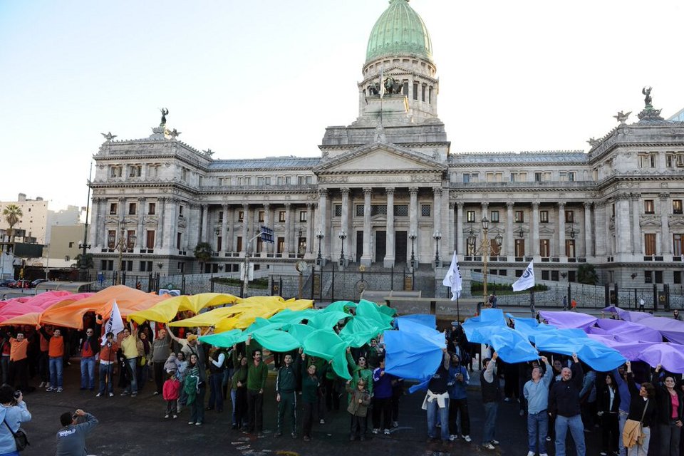 Manifestantes frente al Palacio del Congreso Argentino, en la lucha por los derechos LGBTQIA+