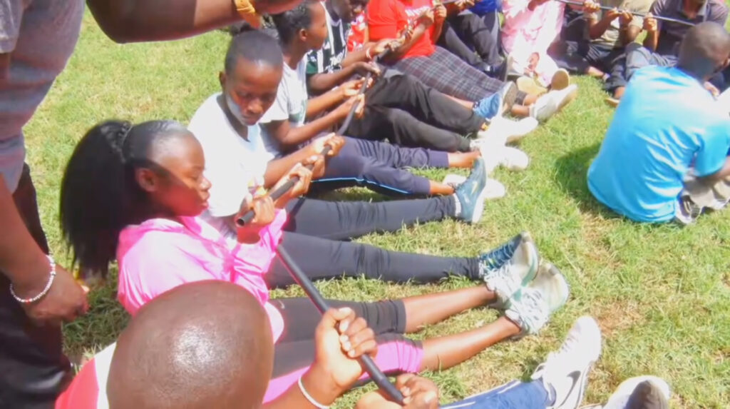 Grupo de carcelarios haciendo actividades con base en la aprendizaje-servicio solidario