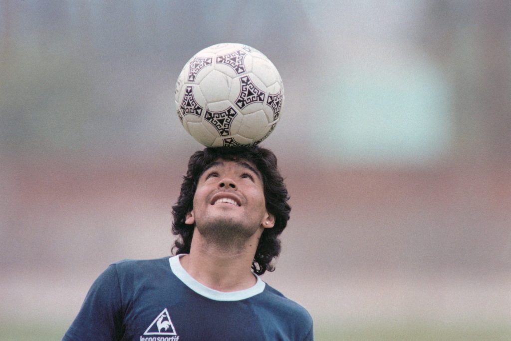 Maradona con la pelota, representando la diversidad cultural en Argentina