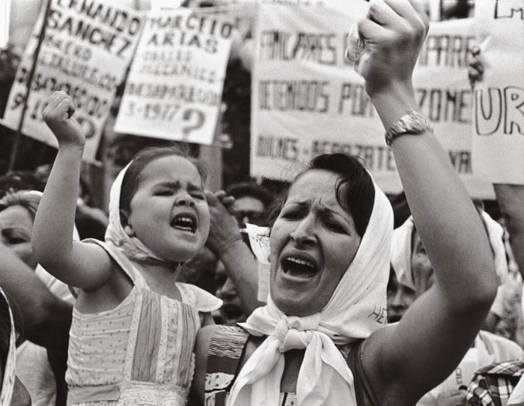Imagen de las Madres de Plaza de Mayo en la dictadura militar