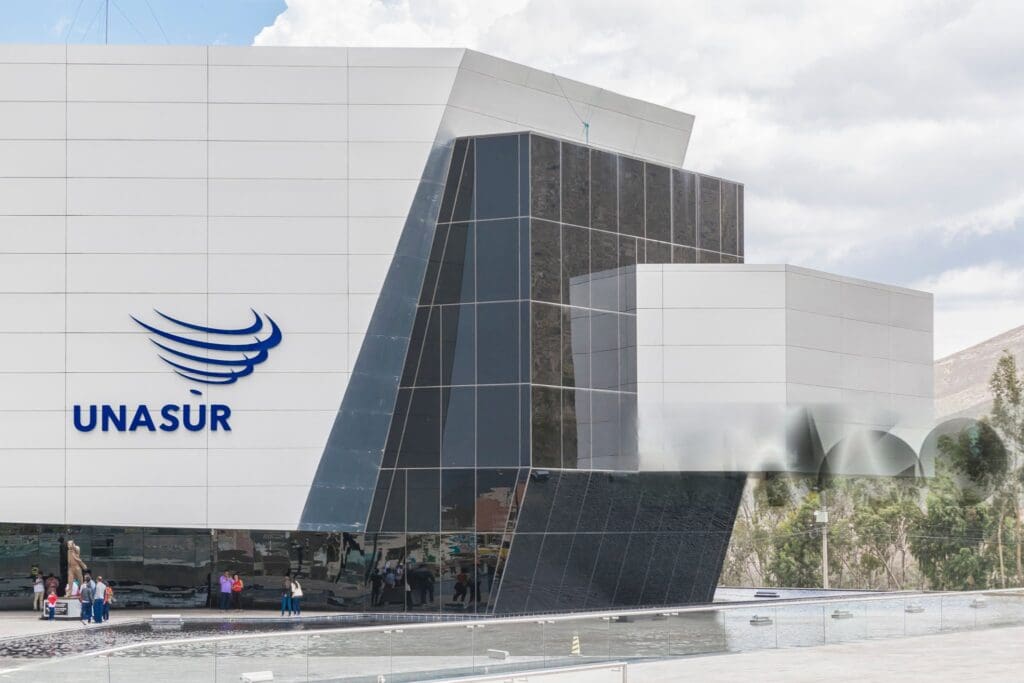 Edificio de media tierra de Unasur, Quito, Ecuador - iStock
