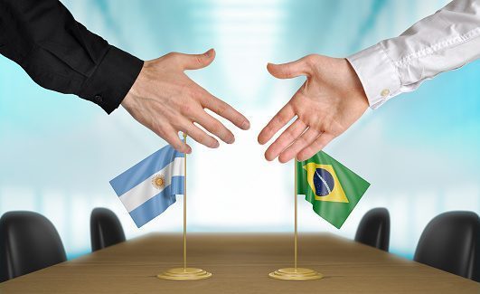 Argentina y Brasil unen sus manos.