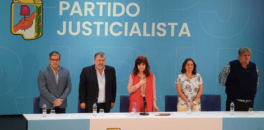 Cristina Kirchner asumiendo la presidencia del partido en un acto en 2024.